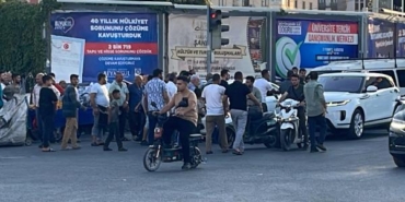 Şanlıurfa’da yaya ile otomobil sürücüsü arasında yol vermeme kavgası kamerada 2 Şanlıurfada yaya ile otomobil sürücüsü arasında yol vermeme kavgası kamerada