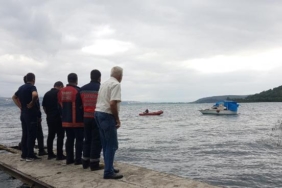 Sapanca gölünde tekneyle sazlığa sürüklenip mahsur kalan 3 kişi kurtarıldı
