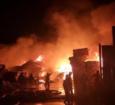 Sarıyerde atık toplama tesisinde yangın-1