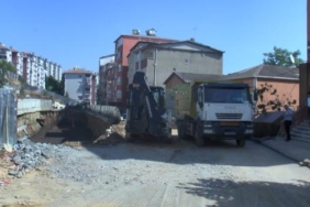 Sarıyerde çöken yolda dolgu çalışması devam ediyor