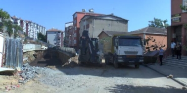 Sarıyerde çöken yolda dolgu çalışması devam ediyor