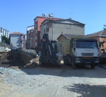 Sarıyerde çöken yolda dolgu çalışması devam ediyor