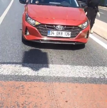 Sarıyerde kazaya neden olan sürücü kaçmaya çalıştı engel olanlara saldırdı