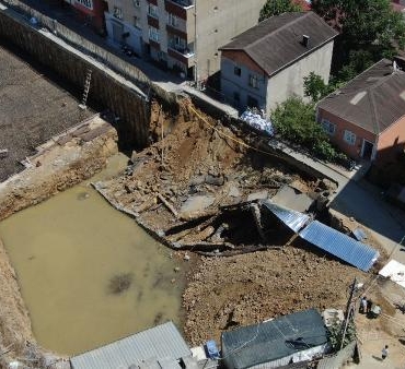 Sarıyerde yol çöktü 2