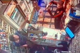 Satın aldıklarının parasını vermeyip büfeci ile yanındakileri darbettiler saldırı anı kamerada