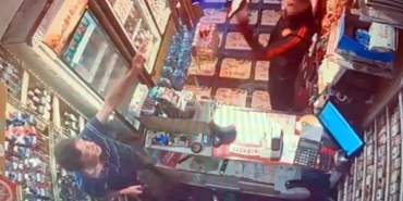 Satın aldıklarının parasını vermeyip büfeci ile yanındakileri darbettiler saldırı anı kamerada