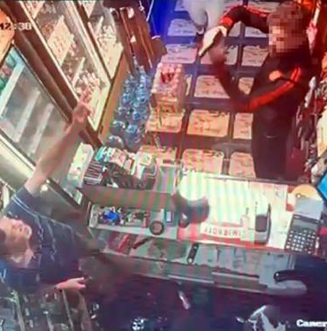 Satın aldıklarının parasını vermeyip büfeci ile yanındakileri darbettiler saldırı anı kamerada