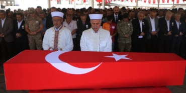 Şehit ağabeylerini asker selamıyla uğurladılar