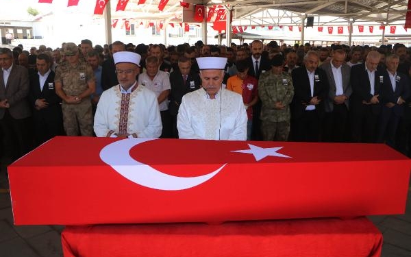 Şehit ağabeylerini asker selamıyla uğurladılar