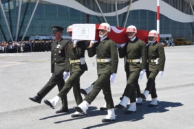 Şehit uzman çavuşun cenazesi, memleketi Sivas'a getirildi 38 Şehit uzman çavuşun cenazesi memleketi Sivasa getirildi