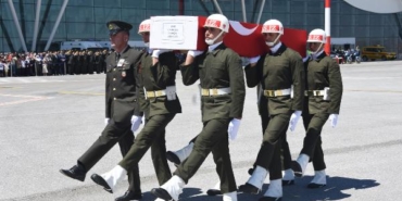 Şehit uzman çavuşun cenazesi, memleketi Sivas'a getirildi 40 Şehit uzman çavuşun cenazesi memleketi Sivasa getirildi