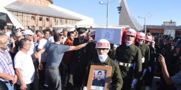 Şehit uzman çavuşun cenazesi, memleketi Sivas'ta toprağa verildi (2) 32 Şehit uzman çavuşun cenazesi memleketi Sivasta toprağa verildi 2