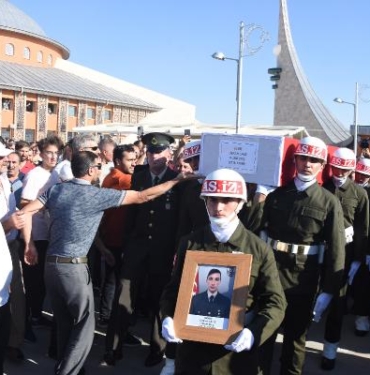 Şehit uzman çavuşun cenazesi memleketi Sivasta toprağa verildi 2