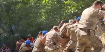 Serinlemek için girdiği çayda boğuldu