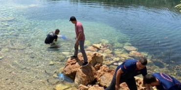 Serinlemek için girdiği gölde boğuldu