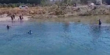 Serinlemek için girdiği gölette boğuldu