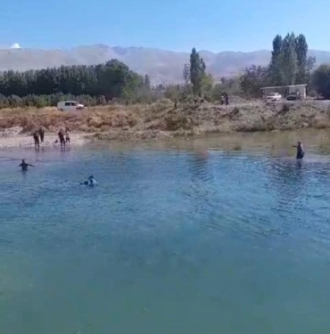 Serinlemek için girdiği gölette boğuldu 2 Serinlemek için girdiği gölette boğuldu