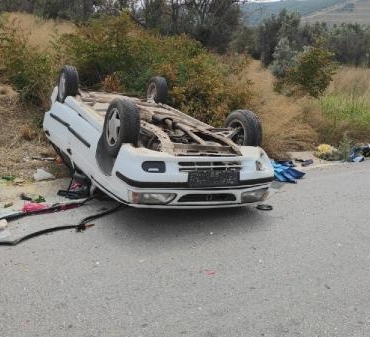 Seyir halinde el freni çekilen otomobil takla atıp ters döndü