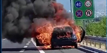 Seyir halindeyken alev alan otomobil, kullanılamaz hale geldi 10 Seyir halindeyken alev alan otomobil kullanılamaz hale geldi