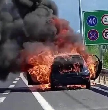 Seyir halindeyken alev alan otomobil, kullanılamaz hale geldi 8 Seyir halindeyken alev alan otomobil kullanılamaz hale geldi