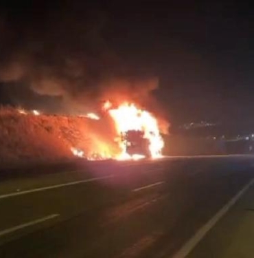 Seyir halindeyken alev alan vinç, yandı 2 Seyir halindeyken alev alan vinç yandı