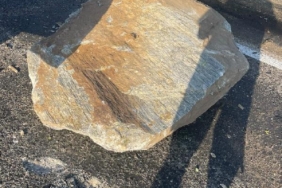 Seyir halindeyken üzerine kaya düşen kamyonet şarampole yuvarlandı 1 ölü 3 yaralı