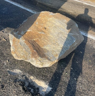 Seyir halindeyken üzerine kaya düşen kamyonet şarampole yuvarlandı 1 ölü 3 yaralı