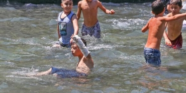 Sıcaktan bunalınca kolundaki alçıya rağmen süs havuzuna girdi 40 Sıcaktan bunalınca kolundaki alçıya rağmen süs havuzuna girdi