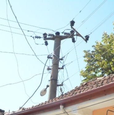 Sıcaktan sarkan elektrik kabloları birbiriyle temas edince patlama yaşandı