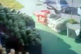 Şiddetli rüzgarda havalanan şemsiye ile uçtu