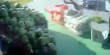 Şiddetli rüzgarda havalanan şemsiye ile uçtu