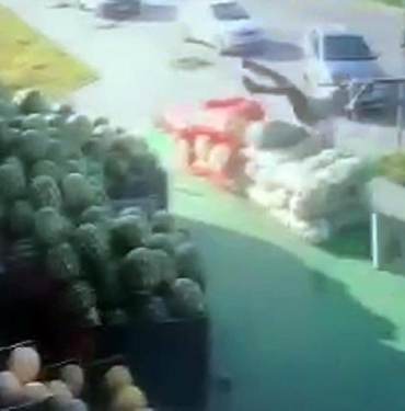 Şiddetli rüzgarda havalanan şemsiye ile uçtu