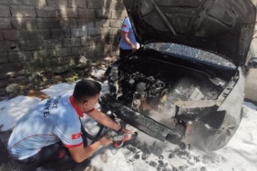 Siirtte park halindeki otomobil yandı