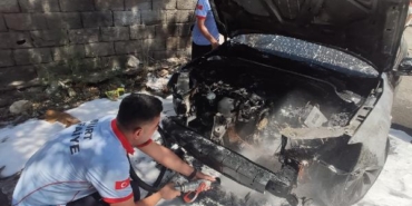 Siirt'te, park halindeki otomobil yandı 21 Siirtte park halindeki otomobil yandı