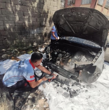 Siirtte park halindeki otomobil yandı