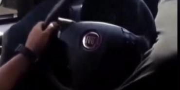 Şile Otoyolu'nda ayakları ile direksiyonu tutup hız yaptı 4 Şile Otoyolunda ayakları ile direksiyonu tutup hız yaptı