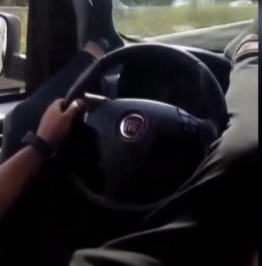 Şile Otoyolunda ayakları ile direksiyonu tutup hız yaptı