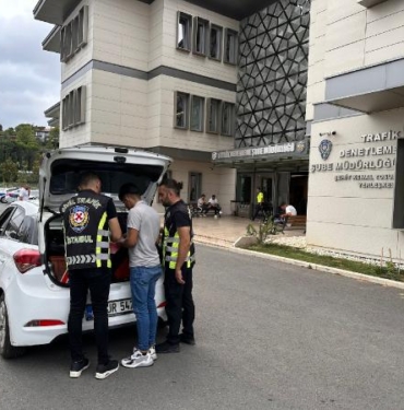 Şile Otoyolunda ayaklarıyla direksiyonu tutup hız yapan sürücünün ehliyetine el konuldu