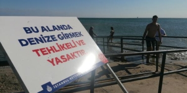 Silivri'de kötü hava şartlarından dolayı deniz'e girmek yasaklandı 15 Silivride kötü hava şartlarından dolayı denize girmek yasaklandı