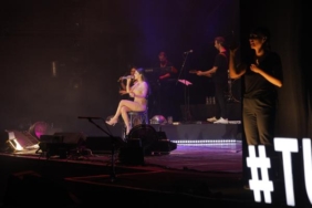 Simge Sağının konserinde işaret diliyle çeviri yapıldı