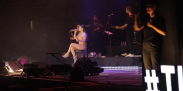 Simge Sağının konserinde işaret diliyle çeviri yapıldı