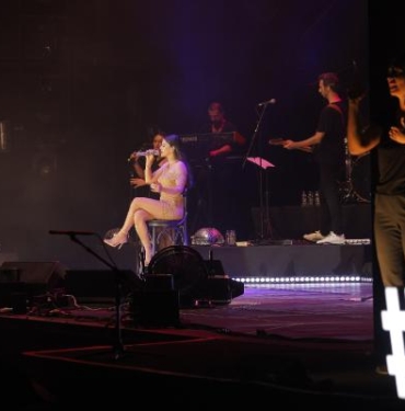 Simge Sağının konserinde işaret diliyle çeviri yapıldı