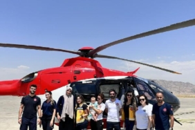 Şırnakta ambulans helikopter boğazına iğne kaçan bebek için havalandı