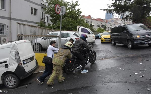Şişlide kayganlaşan yolda yokuş aşağı kayan kamyon 7 araca çarptı