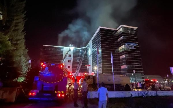 Sivasta SGK İl Müdürlüğü binasının çatısında yangın 2