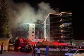 Sivas'ta SGK İl Müdürlüğü binasının çatısında yangın 21 Sivasta SGK İl Müdürlüğü binasının çatısında yangın