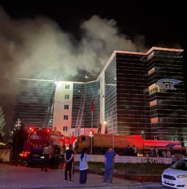 Sivasta SGK İl Müdürlüğü binasının çatısında yangın