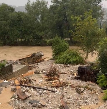 Slovenyada bir günde yağan rekor yağış sele neden oldu