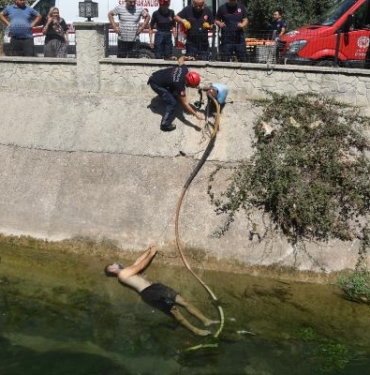 Su pompasını kontrol ederken akıma kapılarak ağır yaralandı
