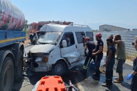 Sulama tankerine çarpan minibüsün sürücüsü yaralandı